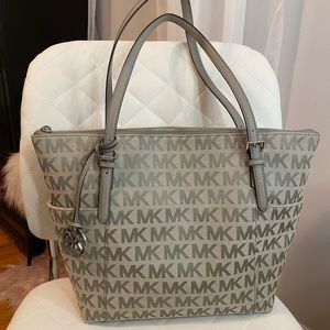 Michael Kors Jet Set Zip Tote Bag